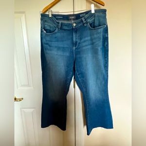 Crop straight jeans with raw hem